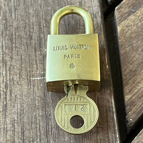 LOUIS Vuitton #213 Gold Brass Lock and Key 🔐 - Picture 4 of 6